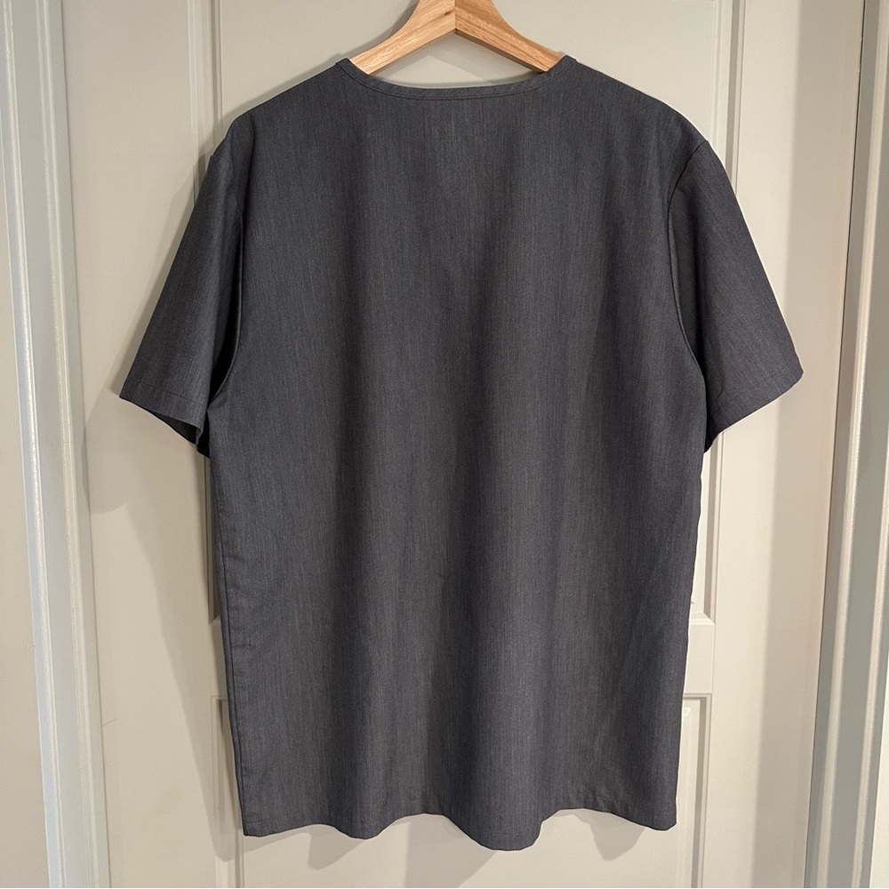 FIGS Leon Three-Pocket Scrub Top Graphite Mens Size Large - Picture 4 of 6